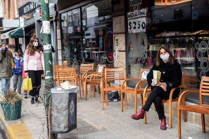 Las sillas en la vereda de los locales gastronómicos, una novedad que en San Isidro fue bien recibida