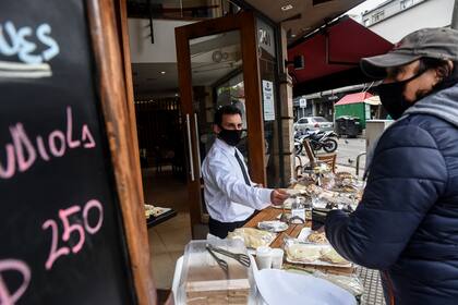 Los locales gastronómicos atienden desde la puerta de entrada