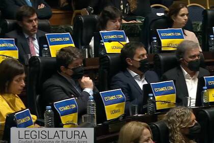 "Estamos con Ucrania", el cartel que mostraron los legisladores en la apertura de sesiones