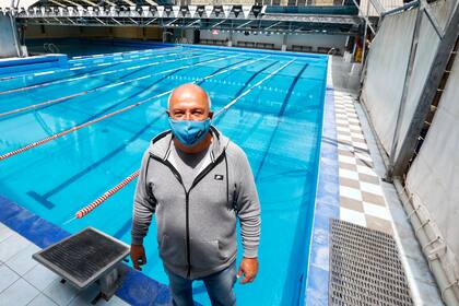 Reabrieron los natatorios en la Ciudad. Marcelo Olivos, quien dirige la pileta Splash. Este natatorio pertenece al Club Atlético Chacarita Juniors