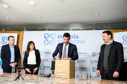 Apertura de sobre para la construcción del gasoducto Néstor Kirchner, con la presencia de Agustín Gerez, presidente de Enarsa, y Federico Basualdo, subsecretario de Energía Eléctrica