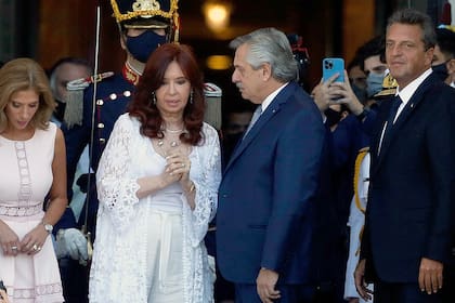 El Presidente Alberto Fernández y la Vicepresidenta Cristina Fernández de Kirchner saludan en la puerta del Congreso Nacional luego de la apertura de la Asamblea Legislativa de 2022.