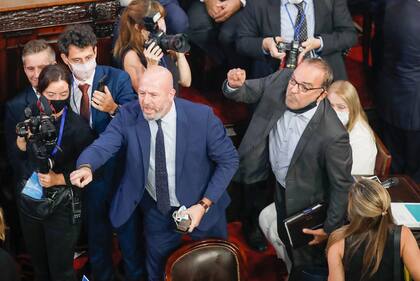 Waldo Wolff y Fernando Iglesias le gritan al Presidente durante la sesión de la Asamblea Legislativa, mientras se retiran del recinto junto a todos los legisladores del Pro