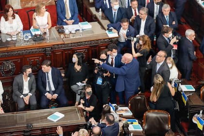 Waldo Wolff le increpa al Presidente ante la mirada de Cristina Kirchner