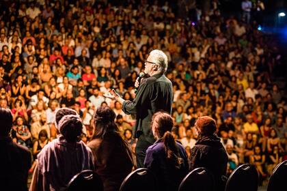Robbins dialogando con el público en el anfiteatro de Parque Centenario