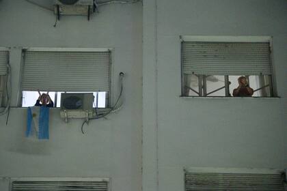 Aplausos en el barrio de San Nicolás por los trabajadores de la salud