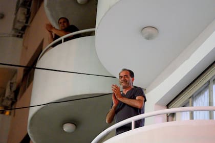 Aplausos en el barrio de San Nicolás por los trabajadores de la salud