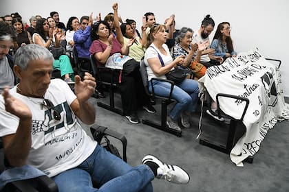 Aplausos entre el público al escuchar el veredicto condenatorio; en primer plano, a la izquierda, Hugo Cardozo, uno de los sobrevivientes de la Masacre del Pabellón Séptimo