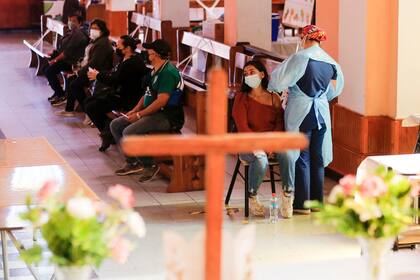 Aplicación de vacunas de Pfizer/BioNTech en la Iglesia Medalla Milagrosa Church, Valparaíso