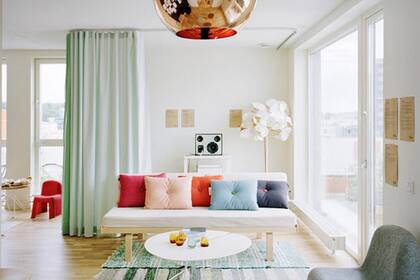 La diseñadora recomienda optar por alfombras que unan los muebles y creen un ambiente más acogedor y cortinas que alarguen las paredes