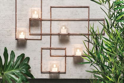 Aplique de pared ‘Mondrian’ con cinco velas ($890, Concreto Art)