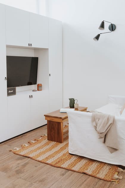 Aplique de pared 'París' (Dimm), banco/mesa de petiribí y alfombra (Awanay).