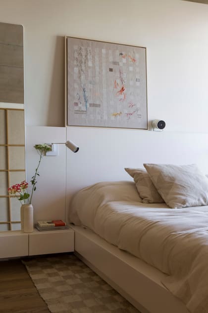 Apliques de pared (iMdi). Apoyada sobre el respaldo, una obra de la dueña de casa.