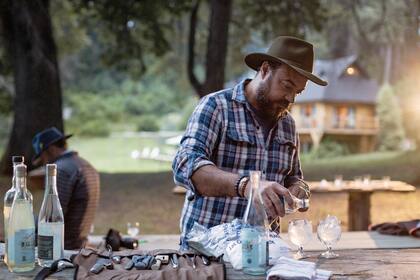 Apóstoles Gin es el emblema de su empresa de bebidas con sello local, que incluye vodka, vermú, cervezas y un fernet amarillo.