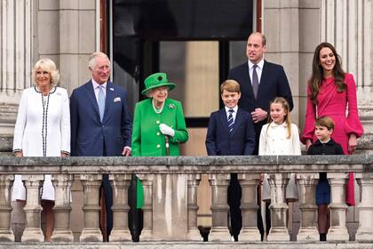 Apoyada en el bastón que perteneció a su marido, Su Majestad despidió el Jubileo con sus tres herederos, Carlos, William y George, y dos futuras reinas, Camilla y Kate.