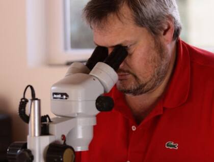 Apoyado por Carlos, su padre, ya retirado de la actividad, fundó Trufas del Sur y empezó con el primer laboratorio de plantines de encinas y robles inoculados y micorrizados con el hongo Tuber melanosporum listos para ser plantados a campo