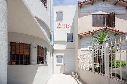 Apoyados entre medianeras, los entrepisos se hicieron con construcción en seco. Los nuevos dinteles del frente se amigan con la fachada de la casa, y todo se pintó del mismo color para unificar.
