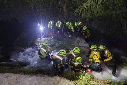 Apoyan tareas de búsqueda tras inundaciones