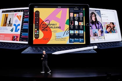 La tableta iPad ya cuenta con una séptima generación de equipos, está disponible en diversos tamaños de pantalla y dispone de rios como un teclado y un lápiz stylus