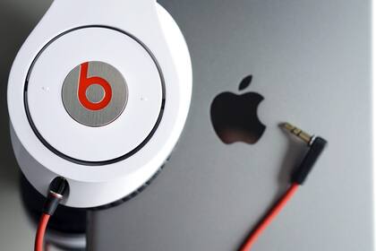 Apple compra al fabricante de auriculares Beats