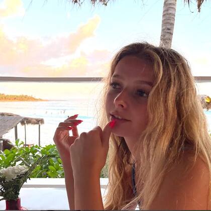 Apple compuso un tema junto a Selena Gomez para el último álbum de Coldplay