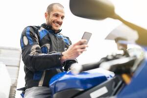 Apple desaconseja llevar el iPhone enganchado al manubrio de una moto de gran cilindrada