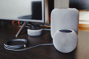 Apple HomePod, HomePod Mini y Amazon Alexa Echo Dot, los sistemas más utilizados en el mercado que ahora la Comisión Europea pone bajo la lupa por las limitaciones que imponen sus tecnologías propietarias