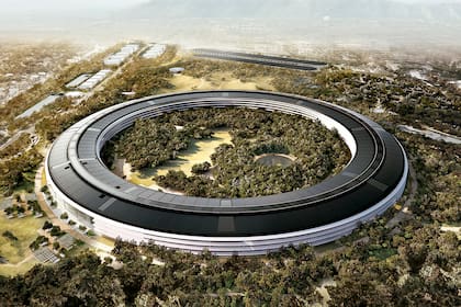 Apple Park reune a 12.000 empleados en un solo edificio, ubicado en el corazón de un paisaje natural de California.