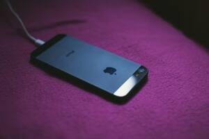 Apple podría obligar a usar cables “propietarios” USB-C en el iPhone 15