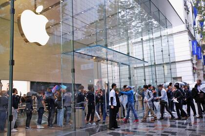 Después de varias horas de cola el local de Japón abre sus puertas