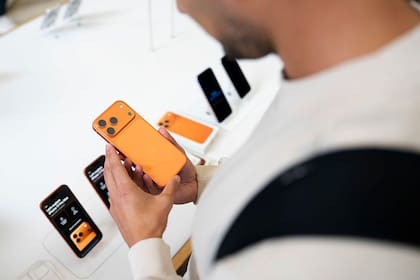 Apple tendrá que pasar de sus pequeños y elegantes dispositivos a los grandes robots.