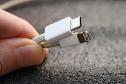 Apple usa el conector Lightning desde el iPhone 5, pero en 2023 migrará al USB-C que usan los dispositivos Android y sus propias iPad, según varios analistas