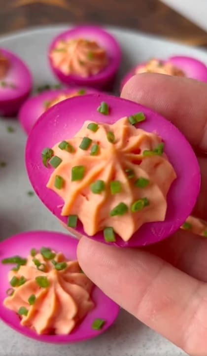 Aprendé el sencillo truco para volver violetas tus huevos rellenos y sorprender a la familia