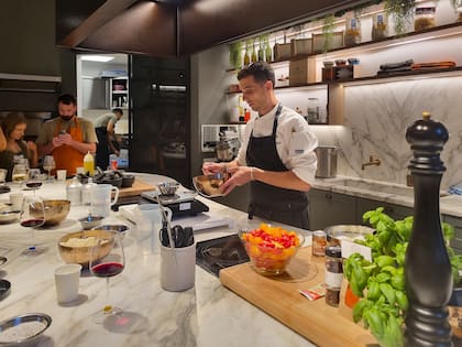 Aprender a amasar pasta y hacer tiramisù con cocineros romanos, una experiencia Airbnb muy original y entretenida