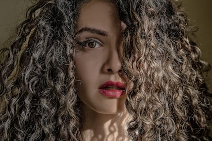 Aprender a cuidar una cabellera rizada tiene sus secretos y todo lo que se necesita saber al respecto se comparte en Rulos Arg