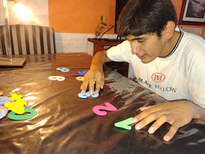 Aprender con los dedos y los colores. La vida cotidiana de uno de los hijos de Juliana, que convierte cada pequeño logro en una victoria.