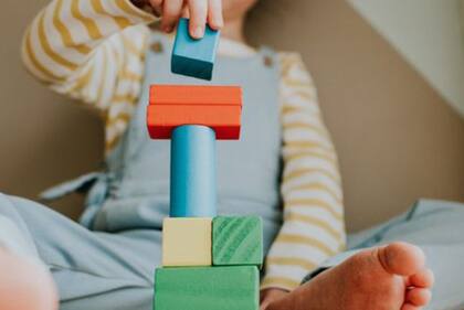 Aprender manipulando objetos no debería estar restringido a los niños pequeños, pues es una forma efectiva de ayudar al cerebro a pensar mejor.