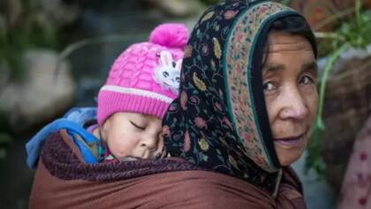 Aprender una nueva habilidad, como gatear o caminar, emociona lo suficiente a un bebé como para que se despierte más durante la noche