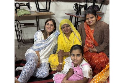 “Aprendí a sentarme a compartir la comida en el suelo, con las manos, una práctica que me enseñaron que ayuda a sentir la temperatura del alimento y a conectar con la tierra. Al principio me retaban si usaba cubiertos, pero me adapté rápido”.