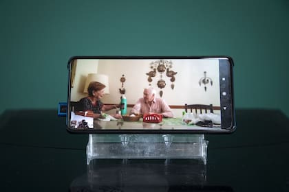 APRENDIZAJE. Dora y Norberto, una pareja de jubilados, comunicados vía remota con sus afectos en plena cuarentena por la pandemia de coronavirus, en abril