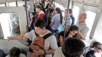 Apretados y con las puertas abiertas, una postal habitual en el Roca