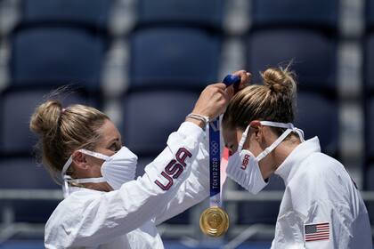 April Ross coloca la medalla dorada a Alix Klineman, por el triunfo sobre Australia en la definición de vóleibol de playa; es la 30ª conquista de Estados Unidos en Tokio 2020.