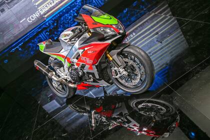 Aprilia RSV4 Factory Works. Del Campeonato del Mundo de Superbike a la calle con 215 CV de potencia