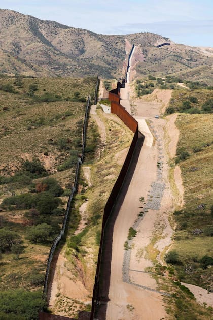 Aprobada por una proporción de tres a dos en 2024, la Proposición 314 refleja un mandato ciudadano contundente hacia políticas de control migratorio más estrictas