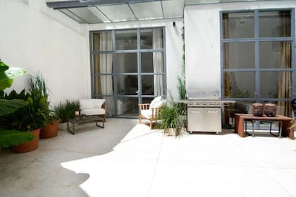 Aprovechamiento del patio interno con muebles, plantas y hasta parrilla en Juncal al 1900