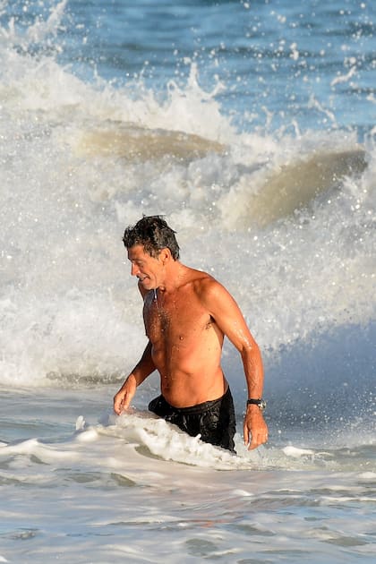 Aprovechando el día de calor, el conductor se dio varios baños de mar.