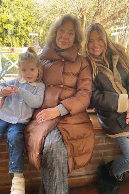 "Aprovechando que era un día lindísimo, propuse un paseo al aire libre. Los chicos se portaron espectacular y nos divertimos mucho", dice Lula, que mira a cámara con su mamá y su nieta Esmeralda.