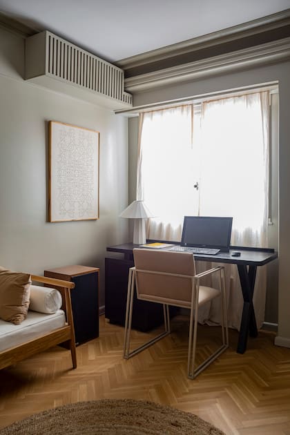 Aprovechando que los chicos aún prefieren dormir juntos, el tercer dormitorio se usa como escritorio. Una silla de hierro tapizada en terciopelo y una lámpara M45 de Magdalena Boggiano.