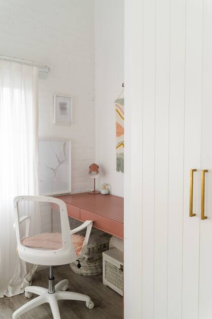 Aprovecharon una esquina para armar el escritorio, usando el espacio libre de abajo para guardado.