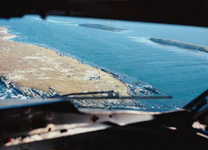 Aproximación del Fokker FK28 (0741/5-T-20) al aeropuerto de las Islas Malvinas el 2 de abril de 1982. (Gentileza de Antonio Urbano).